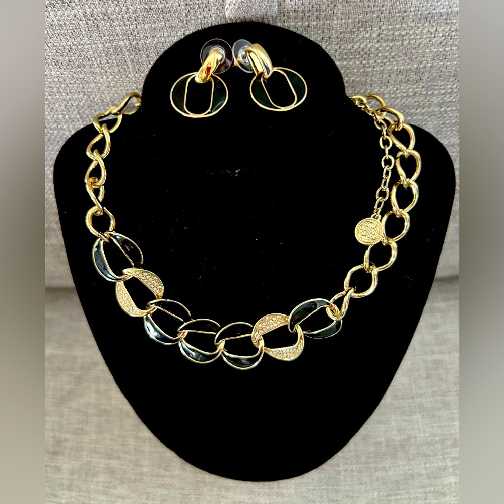 Dana Buchman 2 Piece Jewelry Set..Necklace with matching pierced Earrings